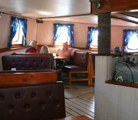 Karens Rorbuer Lodge Komagfjord